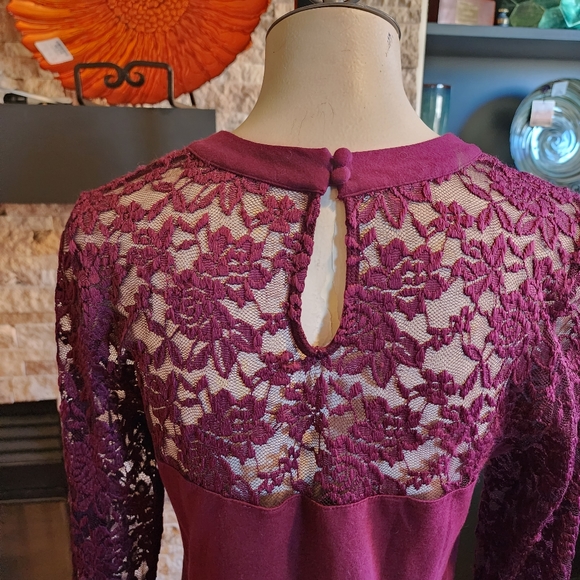 Torrid Wine Foxy Lace Long Sleeves, Lace Sweetheart Neckline Size 0 - Picture 7 of 8